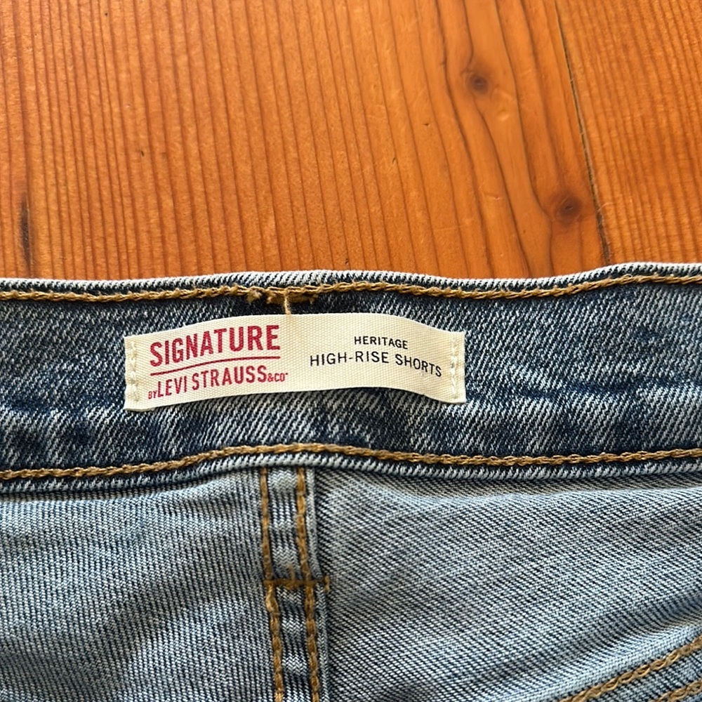 Signature Levi Strauss Heritage High‎ Rise Denim Shorts | 27 / 4 - Picture 3 of 6